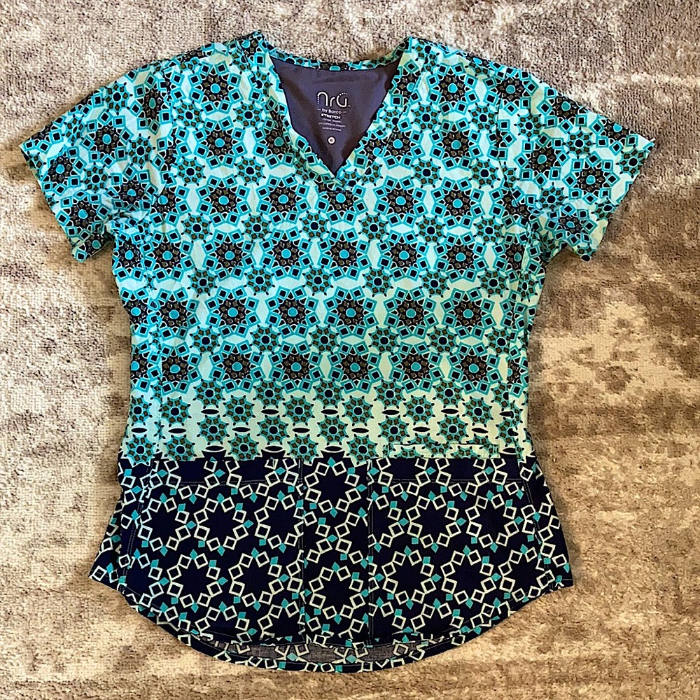 XS scrub top by Barco. 97% cotton 3% spandex. Soft and stretchy with 3 pockets.